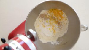Recette Maritozzi Romains à la Crème Fouettée - Dans le grand bol d'un robot pâtissier, mélangez la farine, le sucre, la levure, le zeste de citron et le zeste d'orange.