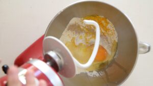 Recette Maritozzi Romains à la Crème Fouettée - Ajoutez l'œuf puis mélangez avec le crochet pétrisseur en commençant à basse vitesse et en augmentant progressivement.