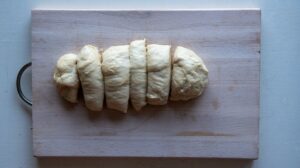 Recette Maritozzi Romains à la Crème Fouettée - Divisez la pâte sur un plan de travail légèrement fariné.