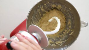 Recette Maritozzi Romains à la Crème Fouettée - Continuez à pétrir jusqu'à ce que la pâte soit lisse et élastique et se détache des parois du bol.