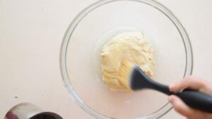 Recette Maritozzi Romains à la Crème Fouettée - Déposez la pâte dans un saladier légèrement huilé et laissez reposer dans un endroit chaud.