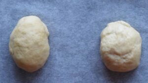 Recette Maritozzi Romains à la Crème Fouettée - Façonnez chaque portion en forme ovale.