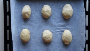 Recette Maritozzi Romains à la Crème Fouettée - Déposez les pâtons sur une plaque de cuisson recouverte de papier sulfurisé en les espaçant.