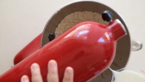 Recette Maritozzi Romains à la Crème Fouettée - Lorsque la pâte est homogène, incorporez le lait petit à petit.