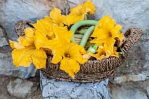 Recette de Beignets de Fleurs de Courgette - Préparez les fleurs et la farce