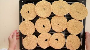 Recette de Friselle Pugliesi Maison - Disposez les moitiés de friselle sur une grille et poursuivez la cuisson jusqu'à ce qu'elles soient dorées et croustillantes