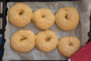 Recette de Friselle Pugliesi Maison - Préchauffez le four à 200°C et faites cuire brièvement les friselle