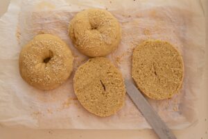 Recette de Friselle Pugliesi Maison - Lorsque les friselle sont stables et bien levées, sortez-les du four et coupez-les en deux dans l'épaisseur, tant qu'elles sont encore chaudes