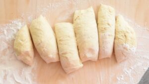 Recette de Friselle Pugliesi Maison - Divisez la pâte en parts égales
