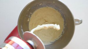 Recette de Friselle Pugliesi Maison - Mélangez la moitié de la farine avec de l'eau dans le bol d'un robot muni d'un crochet à pâte et laissez reposer pour l'autolyse