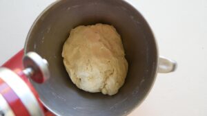 Recette de Friselle Pugliesi Maison - Lorsque la pâte est lisse, ajoutez le sel et terminez le pétrissage