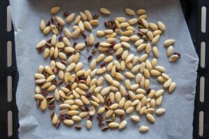 Recette de Nougat - Torrone Italien - Déposez les amandes, émondées, et les pistaches sur une plaque recouverte de papier cuisson.
