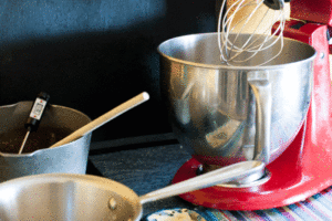 Recette de Nougat - Torrone Italien - Placez le batteur électrique à côté de la casserole dans laquelle vous préparerez le caramel.