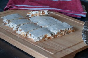 Recette de Nougat - Torrone Italien - Découpez le nougat en barres.