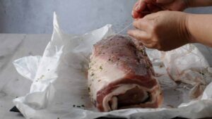 Recette de Porchetta Romana - Ficeler la porchetta