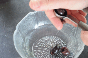 Recette de Tapenade d'Olives Noires avec Anchois et Ail - Si vous avez acheté les olives sans vérifier l'étiquette, dénoyautez-les