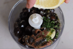 Recette de Tapenade d'Olives Noires avec Anchois et Ail - Placez tous les ingrédients dans un mixeur et mélangez