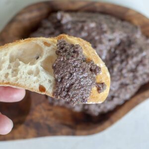 Recette de Tapenade d'Olives Noires avec Anchois et Ail - Servez sur du pain ou des crackers