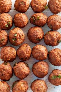 Recette de boulettes de viande italiennes croustillantes frites - Déposez-les sur du papier absorbant afin de retirer l'excès d'huile.