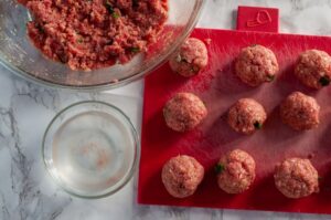 Recette de boulettes de viande italiennes croustillantes frites - Façonnez les boulettes et déposez-les sur une planche à découper.