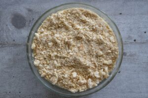 Recette de crumble de poires très mûres aux amandes - Répartissez la préparation sur les poires