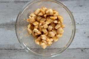 Recette de crumble de poires très mûres aux amandes - Ajoutez la cannelle, la farine et une pincée de sel, puis mélangez soigneusement