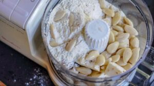 Recette de crumble de poires très mûres aux amandes - Dans un mixeur, mélangez tous les ingrédients de la croûte