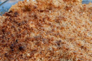 Recette de crumble de poires très mûres aux amandes - Faites cuire au four jusqu'à ce que le dessus soit doré et croustillant