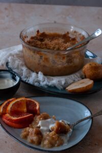 Recette de crumble de poires très mûres aux amandes - Servez encore tiède avec une glace à la vanille ou au chocolat