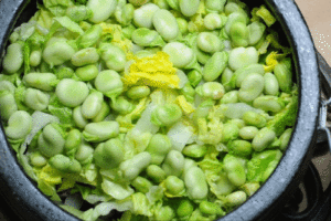 Recette de fèves italiennes fraîches (Minestra de fèves) - Ajoutez une couche de fèves et assaisonnez