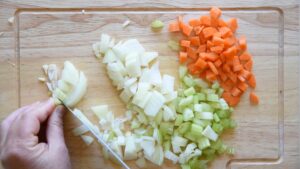 Recette de lasagnes du sud de l’Italie (Lasagna di Carnevale) - Découpez la carotte, le céleri et l’oignon en dés