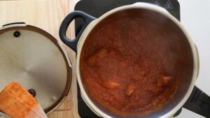 Recette de lasagnes du sud de l’Italie (Lasagna di Carnevale) - Laissez cuire le ragù dans un autocuiseur