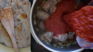 Recette de lasagnes du sud de l’Italie (Lasagna di Carnevale) - Salez et incorporez la sauce tomate