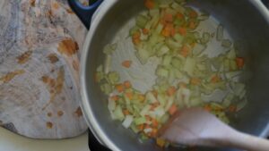 Recette de lasagnes du sud de l’Italie (Lasagna di Carnevale) - Faites revenir les légumes avec de l'huile d'olive extra vierge afin de réaliser un soffritto
