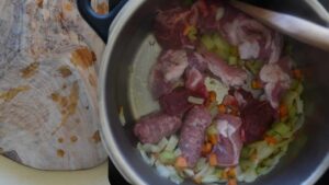 Recette de lasagnes du sud de l’Italie (Lasagna di Carnevale) - Ajoutez la côte de porc, la saucisse et le jarret de bœuf