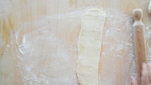Recette de pâte à Gnocco Fritto – Street food italien frit - Étalez chaque part sur un plan légèrement fariné à l'aide d'un rouleau à pâtisserie jusqu'à obtenir une épaisseur fine