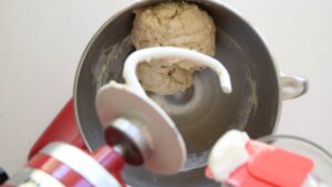 Recette de pâte à Gnocco Fritto – Street food italien frit - Incorporez progressivement le saindoux, un petit morceau à la fois, jusqu'à ce qu'il soit bien mélangé