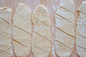Recette de pâte à Gnocco Fritto – Street food italien frit - Découpez la pâte en petits carrés ou rectangles selon votre préférence
