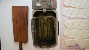 Recette de pâte à Gnocco Fritto – Street food italien frit - Faites chauffer l'huile à feu moyen sans la laisser trop chauffer