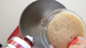Recette de pâte à Gnocco Fritto – Street food italien frit - Mélangez le reste de la farine avec l'eau restante et la levure activée
