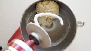 Recette de pâte à Gnocco Fritto – Street food italien frit - Pétrissez jusqu'à ce que la pâte soit lisse et élastique