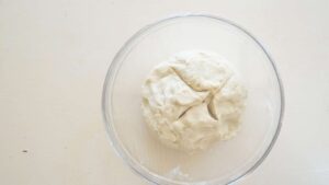 Recette de pâte à Gnocco Fritto – Street food italien frit - Couvrez la pâte avec un linge propre et laissez-la lever dans un endroit chaud jusqu'à ce qu'elle double de volume