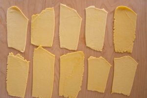 Recette de pâtes italiennes maison - Procédez de la même manière avec tous les morceaux jusqu'à obtenir des feuilles épaisses