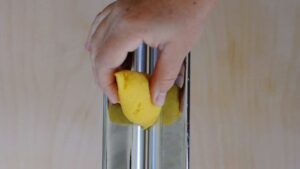Recette de pâtes italiennes maison - Réglez l'épaisseur des rouleaux de la machine au niveau le plus épais
