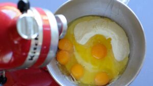 Recette de pâtes italiennes maison - Placez les œufs, la semoule de blé dur et l'huile d'olive dans le robot