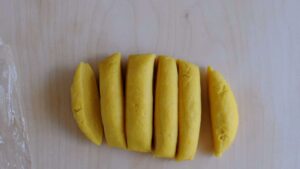 Recette de pâtes italiennes maison - Sur un grand plan de travail bien fariné, divisez la pâte en plusieurs morceaux
