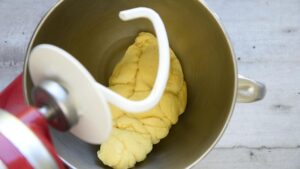 Recette de pâtes italiennes maison - Mélangez la pâte jusqu'à ce qu'elle soit lisse et élastique