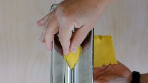 Recette de pâtes italiennes maison - Repliez la pâte et repassez-la plusieurs fois