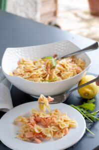 Recette de pâtes saines au saumon fumé - Servez immédiatement