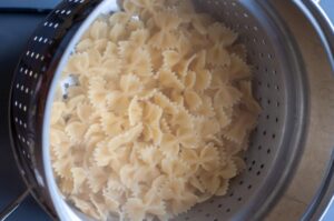 Recette de pâtes saines au saumon fumé - Égouttez les pâtes puis versez-les dans la poêle avec le saumon